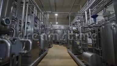 乳品厂的管道。 储存和发酵牛奶的巨大蓄水池。 乳品厂的设备。